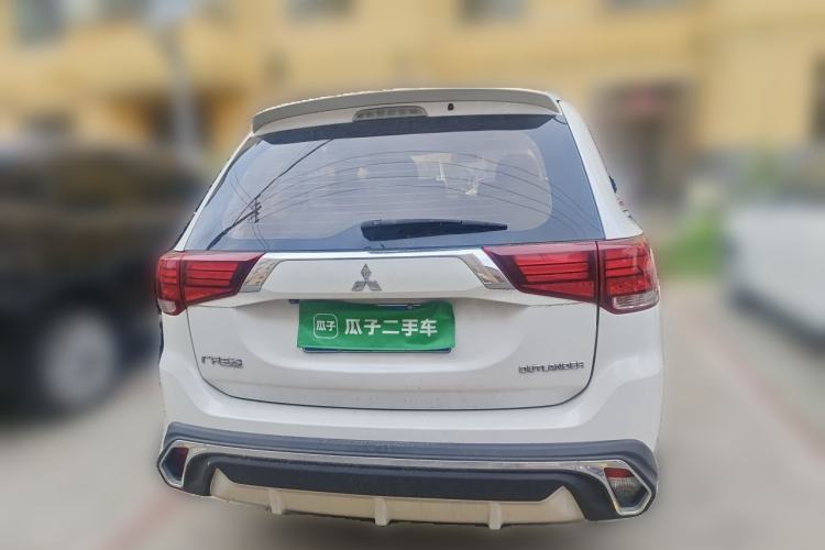 Used Mitsubishi Outlander 2016 2.0L Two-Wheel Drive Fashion Edition 5 Seats Rear