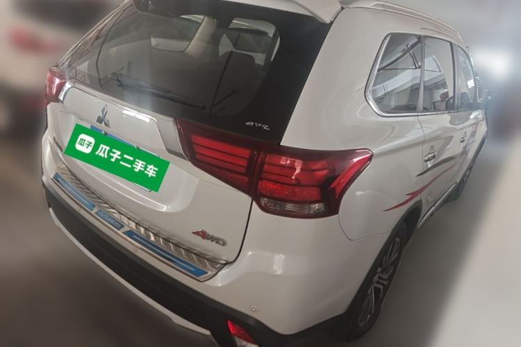Used Mitsubishi Outlander 2016 2.4L 4x4 Luxury Edition 7-Seater Rear Right 45 Deg