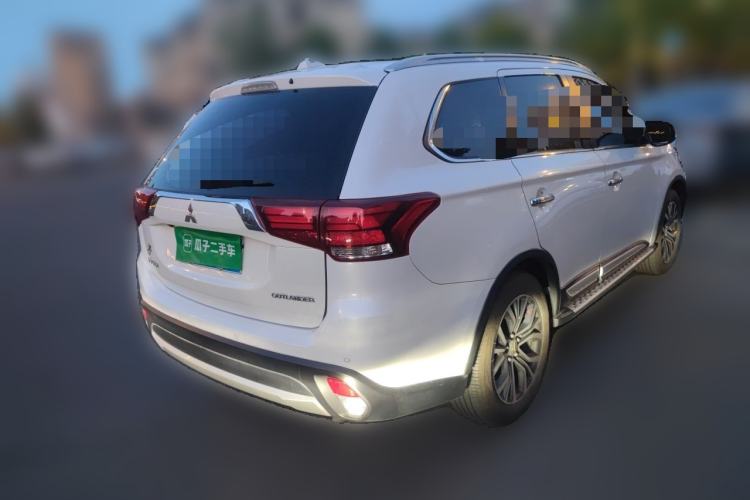 Used Mitsubishi Outlander 2016 2.4L 4x4 Luxury Edition 7-Seater Rear Right 45 Deg