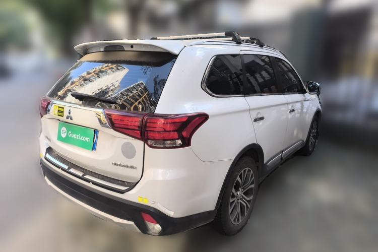 Used Mitsubishi Outlander 2016 2.4L 4x4 Luxury Edition 7-Seater Rear Right 45 Deg