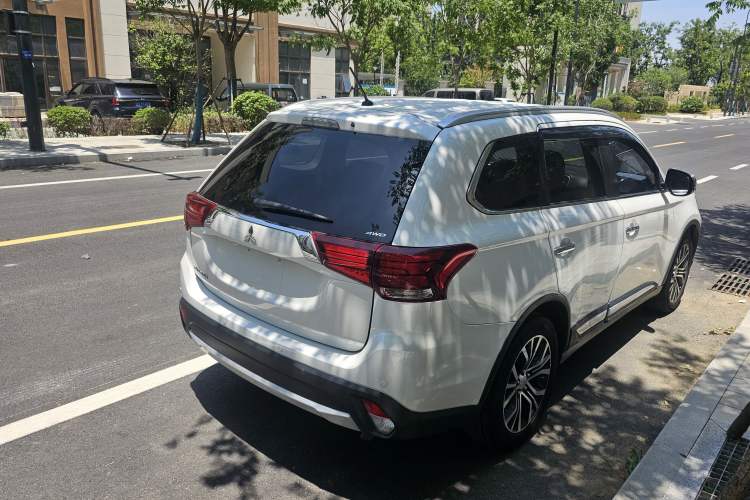 Used Mitsubishi Outlander 2016 2.4L 4x4 Elite Edition 7-Seater Rear Right 45 Deg