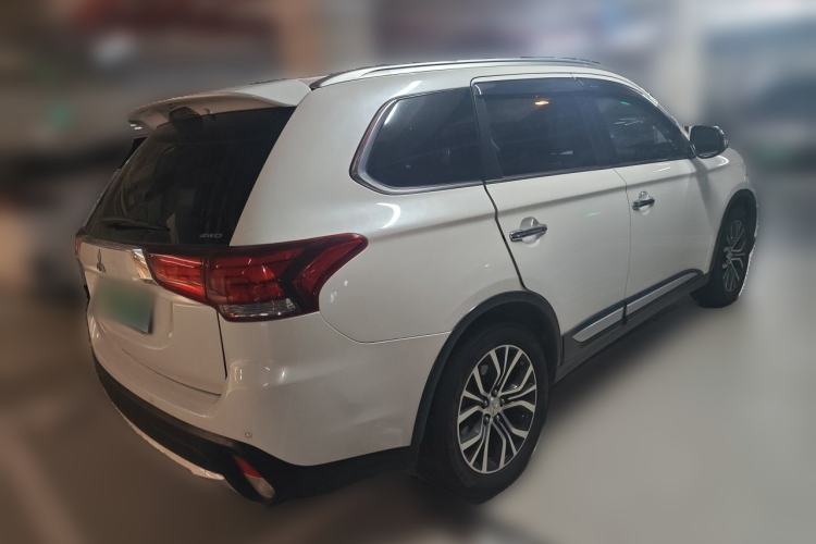Used Mitsubishi Outlander 2016 2.4L 4x4 Elite Edition 5 Seats Rear Right 45 Deg