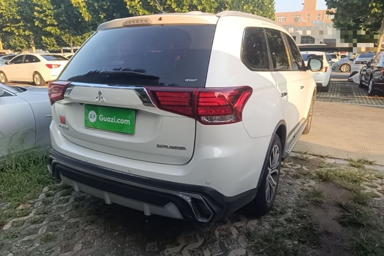 Used Mitsubishi Outlander 2016 2.4L 4x4 Luxury Edition 7-Seater Rear Right 45 Deg