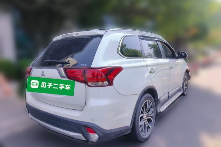 Used Mitsubishi Outlander 2016 2.4L 4x4 Elite Edition 7-Seater Rear Right 45 Deg