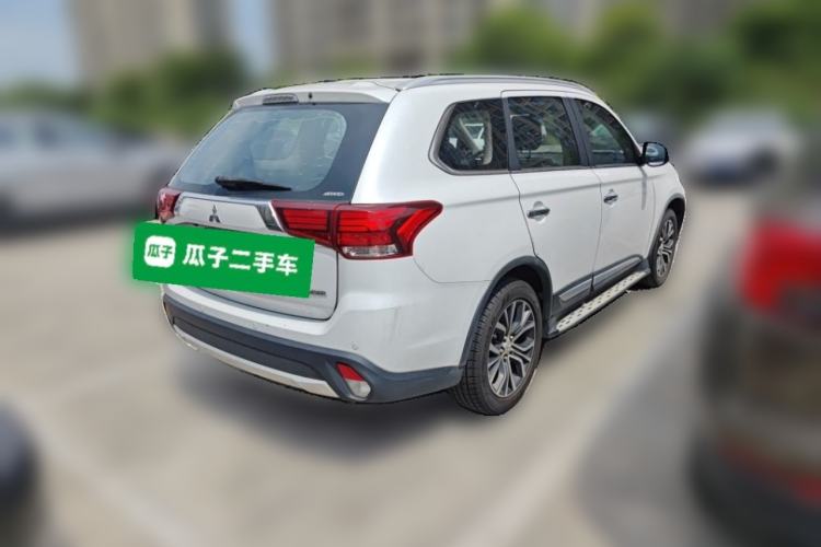 Used Mitsubishi Outlander 2016 2.4L 4x4 Luxury Edition 7-Seater Rear Right 45 Deg
