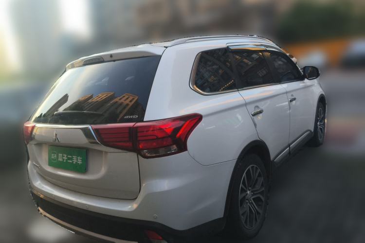 Used Mitsubishi Outlander 2016 2.4L 4x4 Elite Edition 5 Seats Rear Right 45 Deg