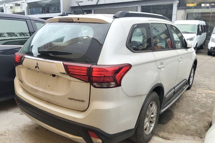 Used Mitsubishi Outlander 2016 2.0L Two-Wheel Drive Fashion Edition 5 Seats Rear Right 45 Deg