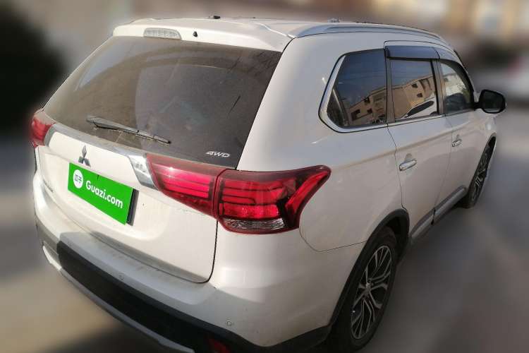 Used Mitsubishi Outlander 2016 2.4L 4x4 Elite Edition 7-Seater Rear Right 45 Deg