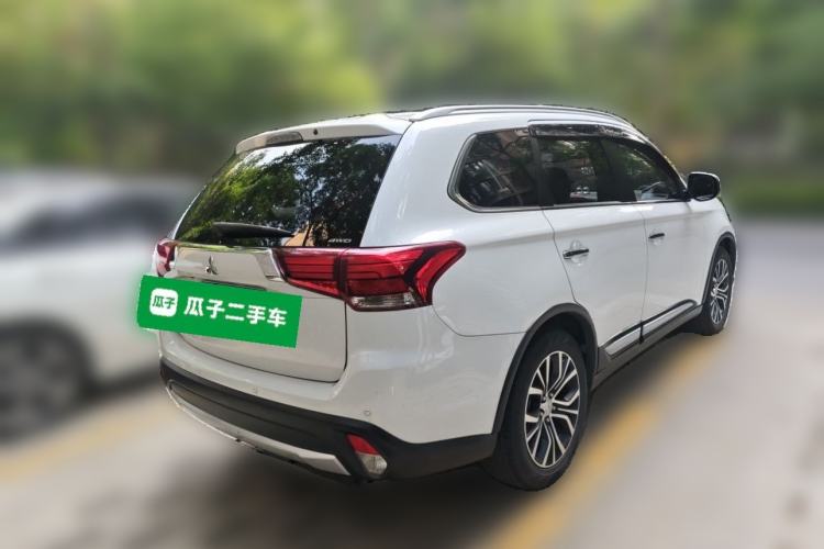 Used Mitsubishi Outlander 2016 2.4L 4x4 Elite Edition 7-Seater Rear Right 45 Deg