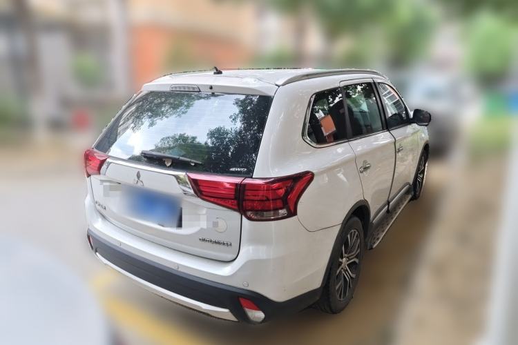 Used Mitsubishi Outlander 2016 2.4L 4x4 Luxury Edition 7-Seater Rear Right 45 Deg