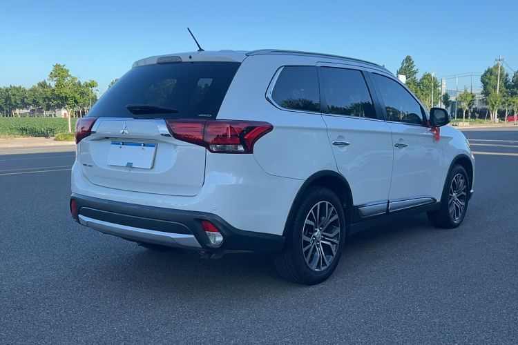 Used Mitsubishi Outlander 2016 2.4L 4x4 Elite Edition 7-Seater Rear Right 45 Deg