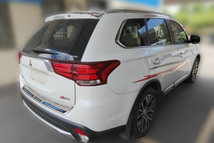 Used Mitsubishi Outlander 2016 2.4L 4x4 Luxury Edition 7-Seater Rear Right 45 Deg