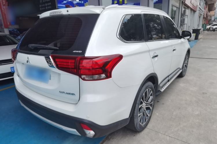 Used Mitsubishi Outlander 2016 2.4L 4x4 Luxury Edition 7-Seater Rear Right 45 Deg