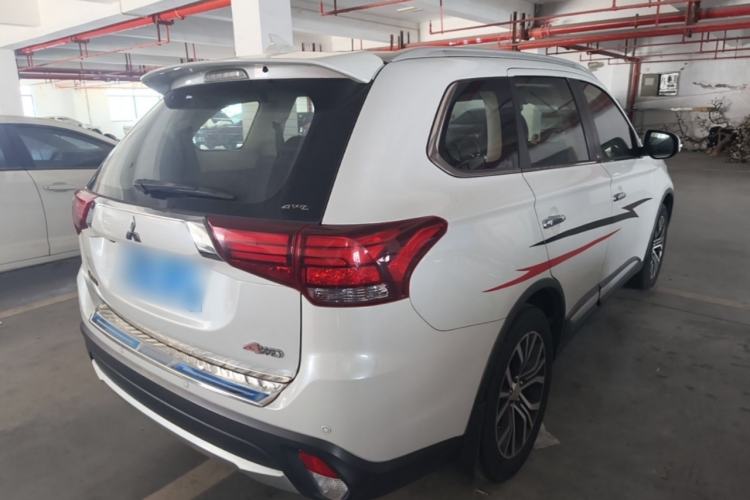 Used Mitsubishi Outlander 2016 2.4L 4x4 Luxury Edition 7-Seater Rear Right 45 Deg