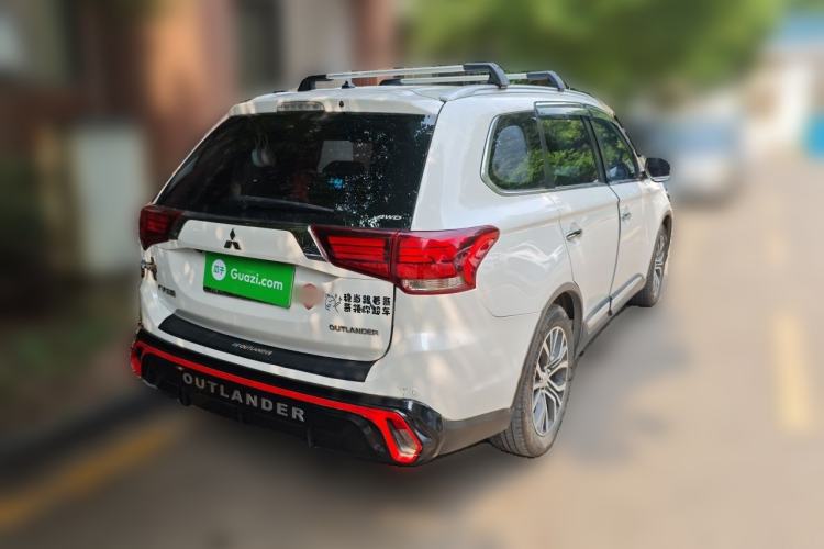 Used Mitsubishi Outlander 2016 2.4L 4x4 Luxury Edition 7-Seater Rear Right 45 Deg