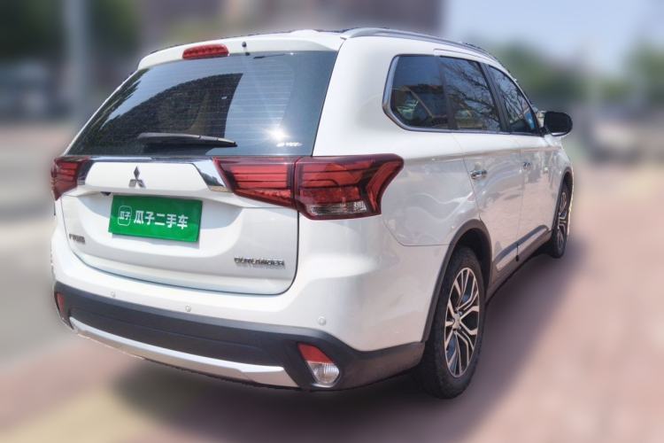 Used Mitsubishi Outlander 2016 2.4L 4x4 Luxury Edition 7-Seater Rear Right 45 Deg