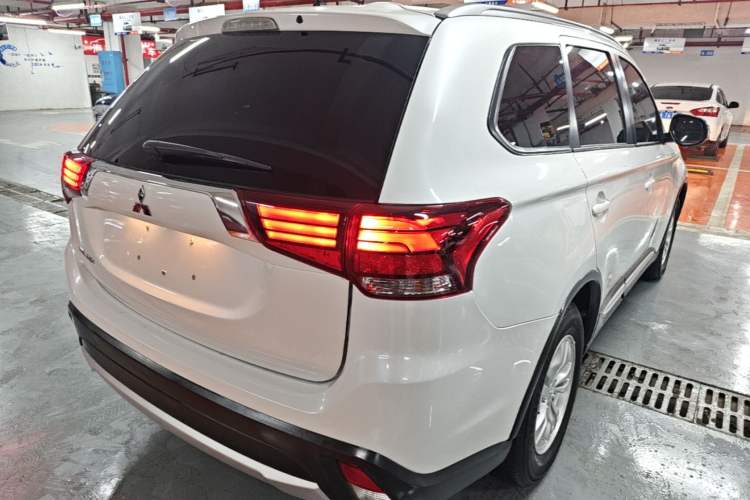 Used Mitsubishi Outlander 2016 2.0L Two-Wheel Drive Value Edition 5 Seats Rear Right 45 Deg