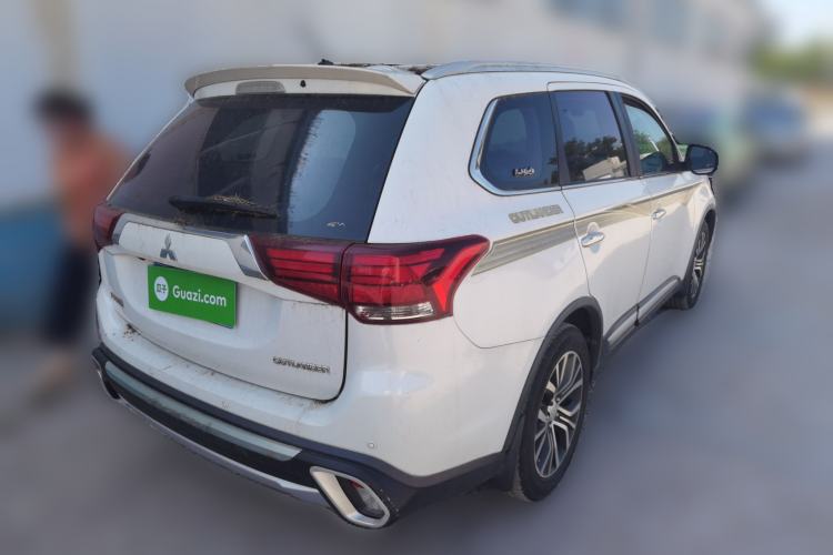 Used Mitsubishi Outlander 2016 2.4L 4x4 Luxury Edition 7-Seater Rear Right 45 Deg