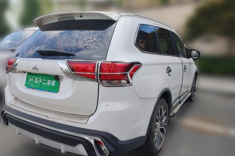 Used Mitsubishi Outlander 2016 2.4L 4x4 Luxury Edition 7-Seater Rear Right 45 Deg