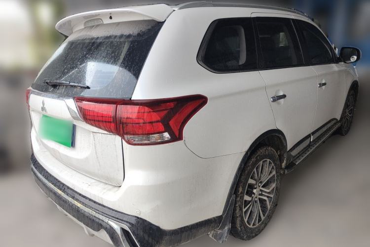 Used Mitsubishi Outlander 2016 2.4L 4x4 Luxury Edition 7-Seater Rear Right 45 Deg