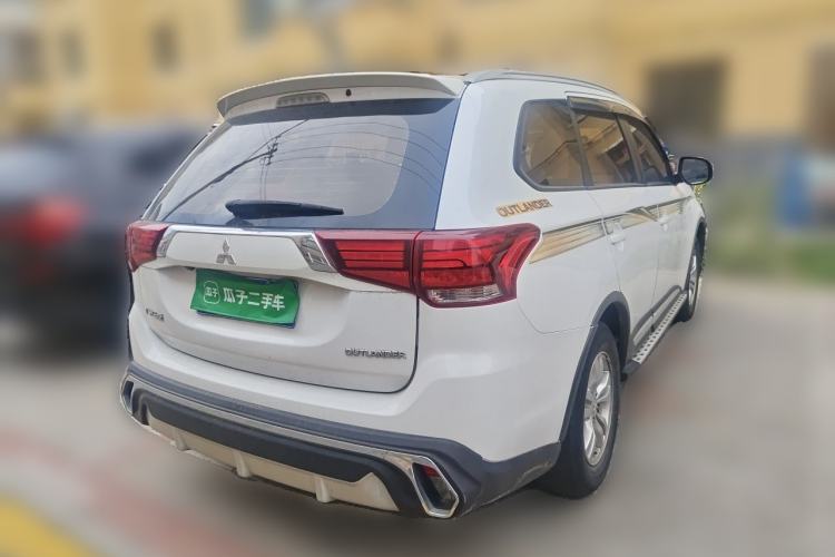 Used Mitsubishi Outlander 2016 2.0L Two-Wheel Drive Fashion Edition 5 Seats Rear Right 45 Deg