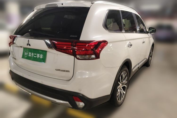 Used Mitsubishi Outlander 2016 2.4L 4x4 Luxury Edition 7-Seater Rear Right 45 Deg