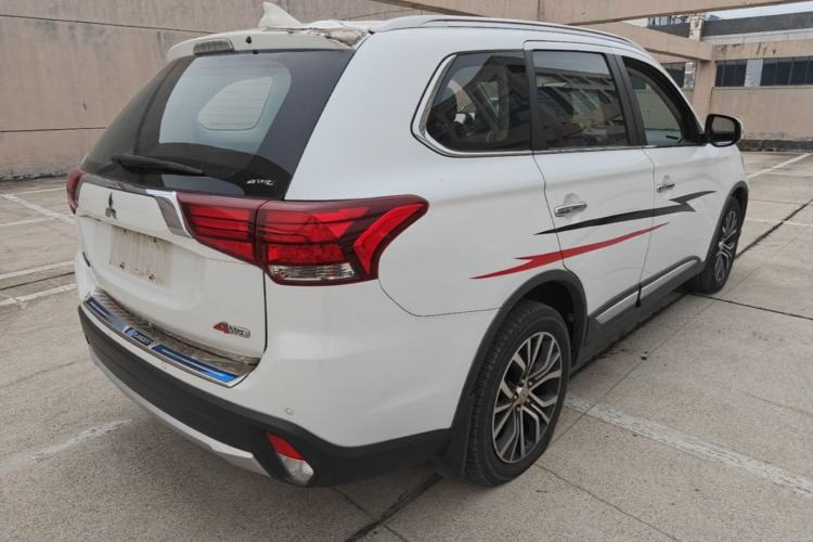 Used Mitsubishi Outlander 2016 2.4L 4x4 Luxury Edition 7-Seater Rear Right 45 Deg