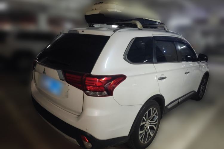 Used Mitsubishi Outlander 2016 2.4L 4x4 Elite Edition 7-Seater Rear Right 45 Deg