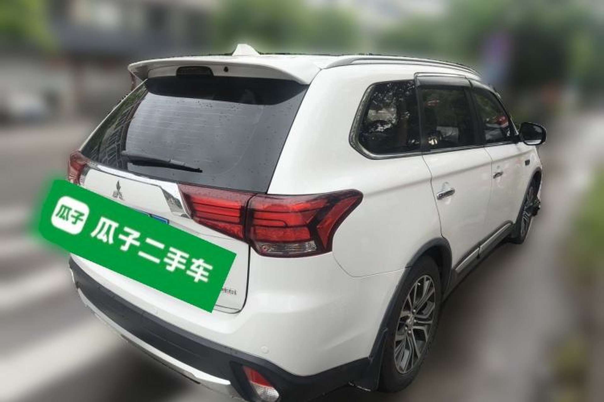 Used Mitsubishi Outlander 2016 2.4L 4x4 Luxury Edition 7-Seater Rear Right 45 Deg