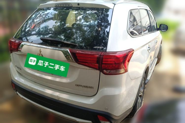 Used Mitsubishi Outlander 2016 2.4L 4x4 Luxury Edition 7-Seater Rear Right 45 Deg