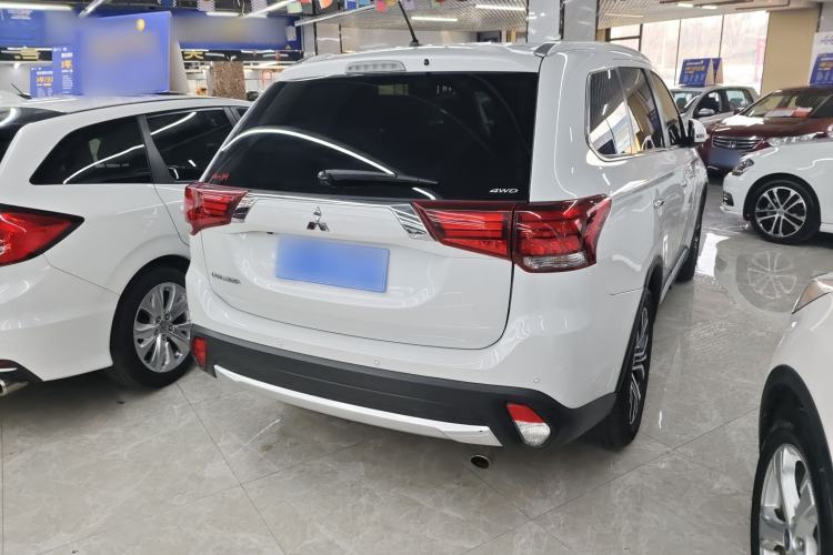 Used Mitsubishi Outlander 2016 2.4L 4x4 Elite Edition 7-Seater Rear Right 45 Deg