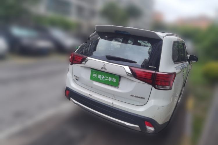 Used Mitsubishi Outlander 2016 2.4L 4x4 Luxury Edition 7-Seater Rear Right 45 Deg