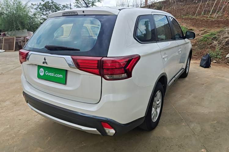 Used Mitsubishi Outlander 2016 2.0L Two-Wheel Drive Fashion Edition 5 Seats Rear Right 45 Deg