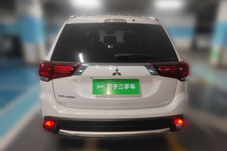Used Mitsubishi Outlander 2016 2.4L 4x4 Elite Edition 7-Seater Rear