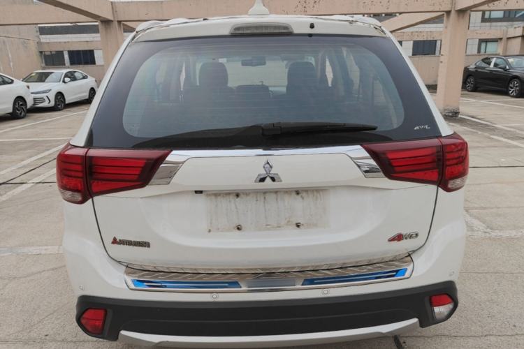 Used Mitsubishi Outlander 2016 2.4L 4x4 Luxury Edition 7-Seater Rear