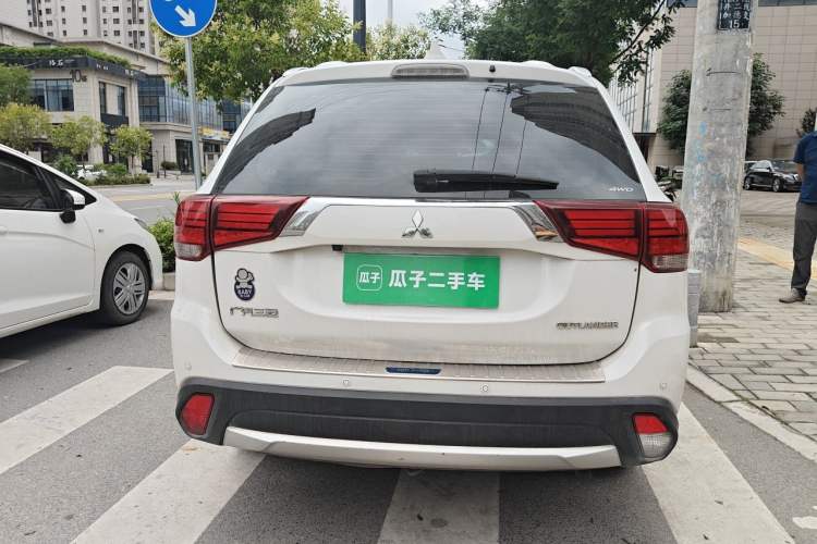 Used Mitsubishi Outlander 2016 2.4L 4x4 Elite Edition 5 Seats Rear