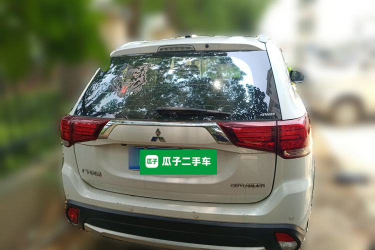 Used Mitsubishi Outlander 2016 2.4L 4x4 Luxury Edition 7-Seater Rear
