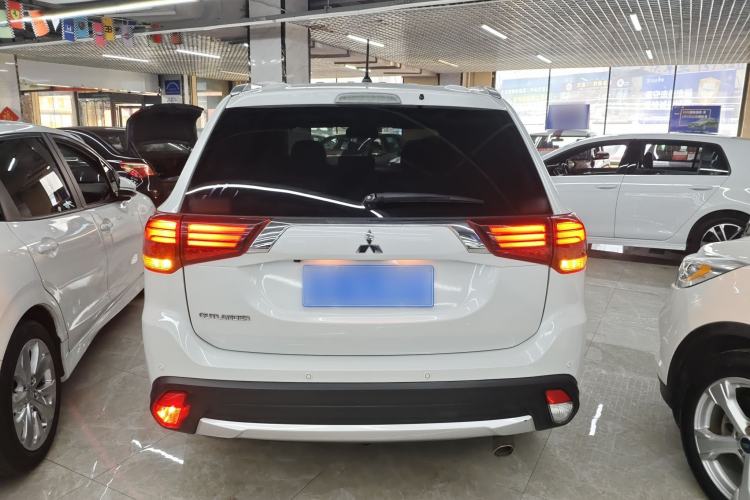 Used Mitsubishi Outlander 2016 2.4L 4x4 Elite Edition 7-Seater Rear