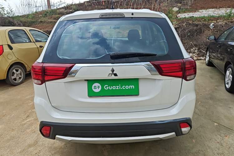 Used Mitsubishi Outlander 2016 2.0L Two-Wheel Drive Fashion Edition 5 Seats Rear
