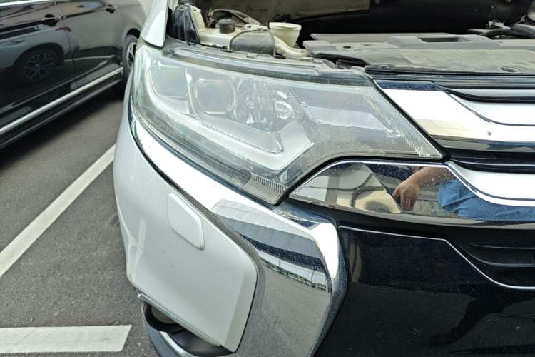Used Mitsubishi Outlander 2016 2.4L 4x4 Elite Edition 5 Seats Right Front Headlight