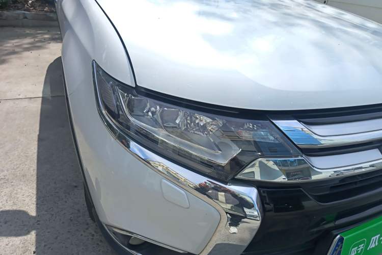 Used Mitsubishi Outlander 2016 2.4L 4x4 Elite Edition 7-Seater Right Front Headlight