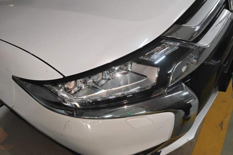 Used Mitsubishi Outlander 2016 2.4L 4x4 Luxury Edition 7-Seater Right Front Headlight