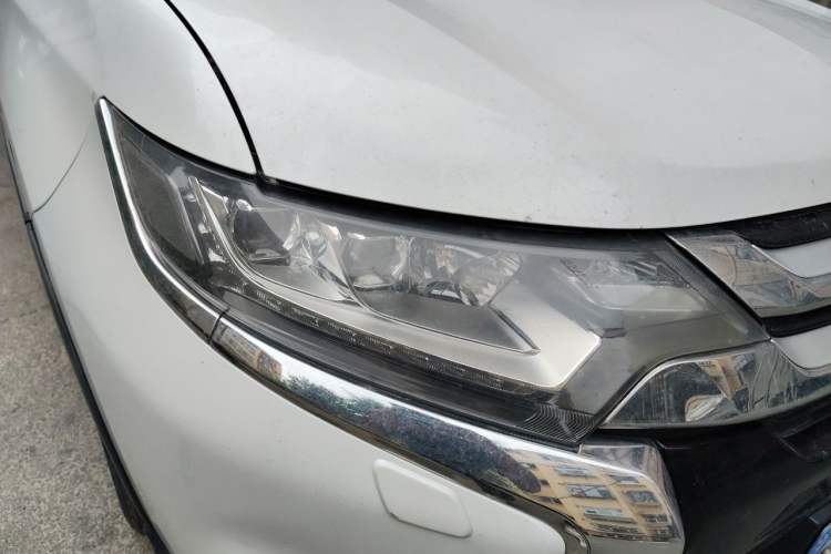 Used Mitsubishi Outlander 2016 2.4L 4x4 Elite Edition 5 Seats Right Front Headlight