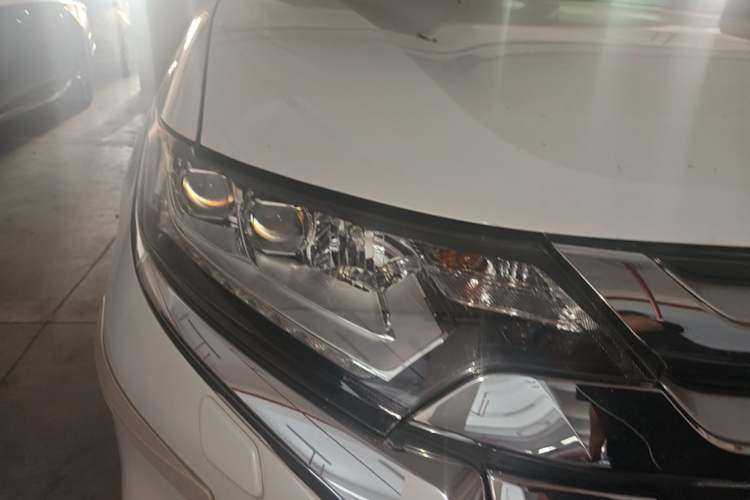 Used Mitsubishi Outlander 2016 2.4L 4x4 Luxury Edition 7-Seater Right Front Headlight