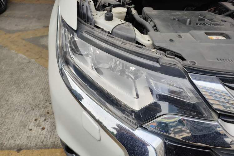 Used Mitsubishi Outlander 2016 2.4L 4x4 Elite Edition 5 Seats Right Front Headlight