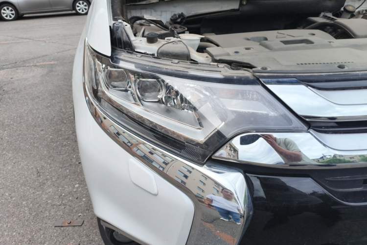 Used Mitsubishi Outlander 2016 2.4L 4x4 Elite Edition 5 Seats Right Front Headlight