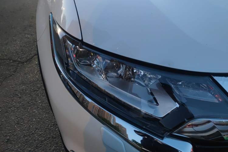 Used Mitsubishi Outlander 2016 2.4L 4x4 Luxury Edition 7-Seater Right Front Headlight