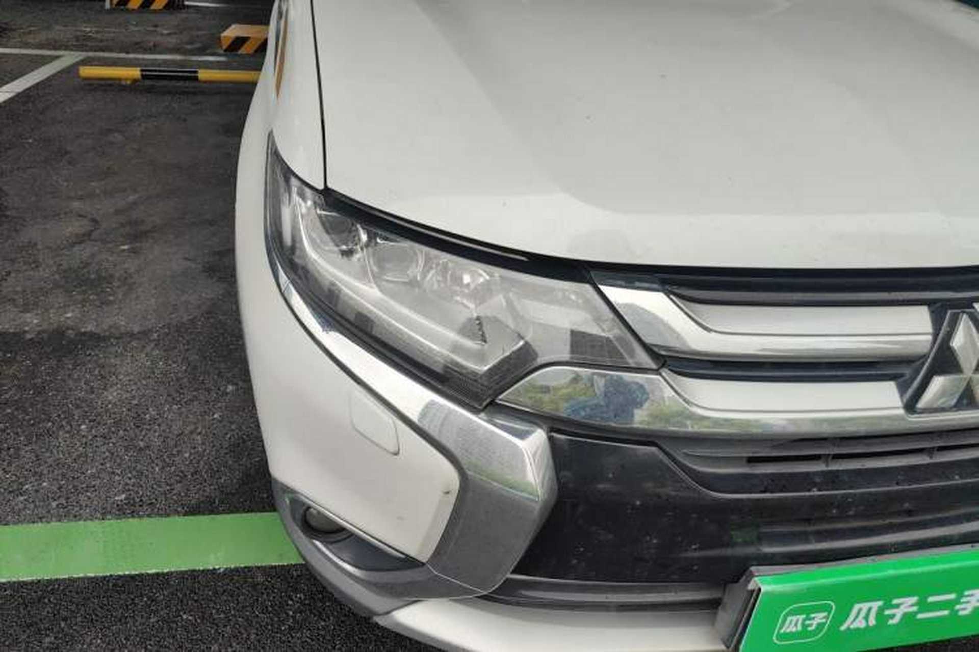 Used Mitsubishi Outlander 2016 2.4L 4x4 Luxury Edition 7-Seater Right Front Headlight