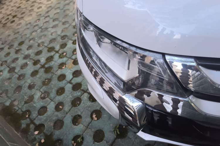 Used Mitsubishi Outlander 2016 2.4L 4x4 Luxury Edition 7-Seater Right Front Headlight