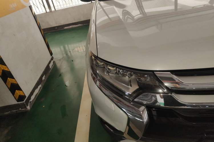 Used Mitsubishi Outlander 2016 2.4L 4x4 Luxury Edition 7-Seater Right Front Headlight